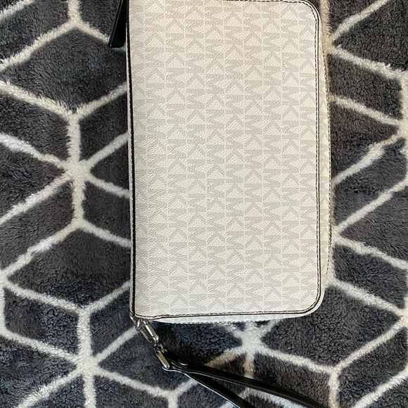 Mens wallet but can be use for both. - Picture 3 of 4